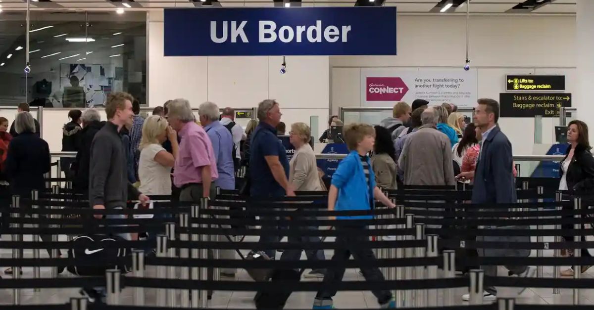 Border Force staff at UK airports to strike over Christmas in pay row